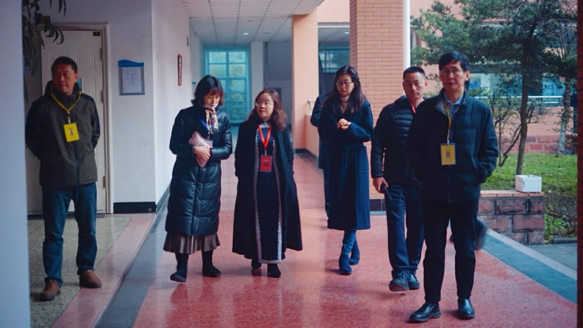 校领导巡视考场秩序2 校领导巡视考场秩序2